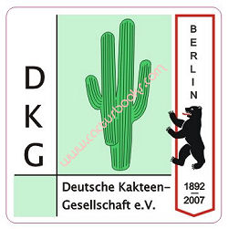 Motivgrundlage: aktuelles farbiges Logo der DKG an Berliner Flaggenstreifen. Text mit Bezug zum Ausgabeanlaß, Metall mit Glasurauflage, Butterflyverschluss, 29 x 29 mm, 6 g (1)